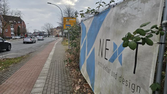 Seit Jahren gibt es den Bauzaun um das Grundstück am Werre-Ufer, dort soll ein Ärztehaus gebaut werden. Eine Mehrheit im Rat der Stadt Lage begrüßt das, aber ob die Stadt dort einsteigt und eine Fläche anmietet, ist noch nicht entschieden. - © Astrid Sewing