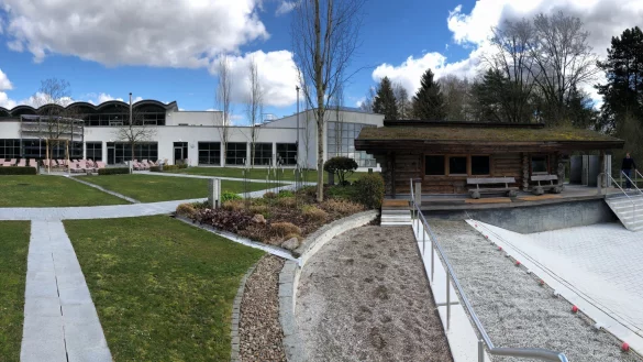 So leer wie sonst nie ist der Au&szlig;enbereich der gro&szlig;en Saunalandschaft. Auch aus dem Becken an der Seesauna ist das Wasser abgelassen. - &copy; Thomas Reineke(LZ)