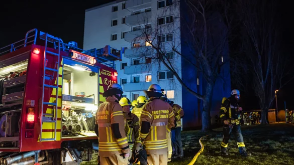 In der Stra&szlig;e Allandsbusch bek&auml;mpft die Feuerwehr einen Brand in einem Hochhaus. - &copy; FreitagTV/Stock