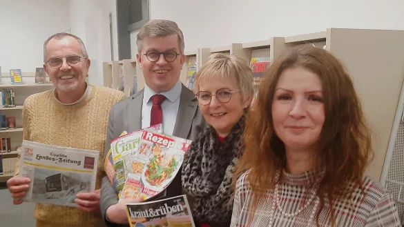 Freuen sich, dass sie helfen können: Die Mitglieder des Vorstands des Fördervereins Stadtbücherei (von links) Klaus Landrock, Michael Biermann und Roswitha Heinz zusammen mit Eva-Maria Allert. - © Silke Fischer