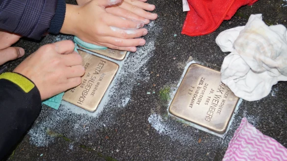 Die Erinnerung muss wachbleiben: Konfirmanden der evangelischen Kirchengemeinde bringen die Bad Salzufler Stolpersteine auf Hochglanz. - © Kirchengemeinde Bad Salzuflen
