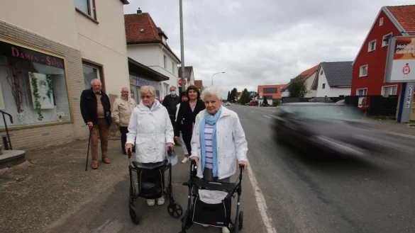 Nah an den Fu&szlig;g&auml;ngern rauschen die Autos auf der Salzufler Stra&szlig;e in
W&uuml;sten an den Fu&szlig;g&auml;ngern vorbei. Die Seniorinnen und Senioren des Stifts W&uuml;sten schildern der SPD-Landtagsabgeordneten Ellen Stock, welche gro&szlig;en Probleme sie mit der Verkehrssituation in ihrem Ort haben. - &copy; SPD