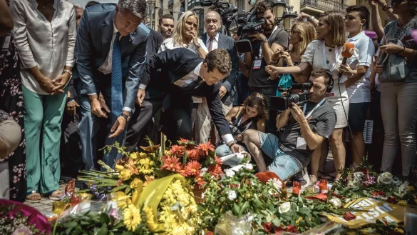 Erinnerung: Viele Menschen legen Blumen nieder zu Ehren der Opfer des Terroranschlags auf der Flaniermeile „Las Ramblas". - © dpa