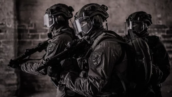 Mit Kopfschutz aus G&uuml;tersloh ausgestattet: Ein Spezialteam der Polizei aus Estland. - &copy; Reelika Riimand