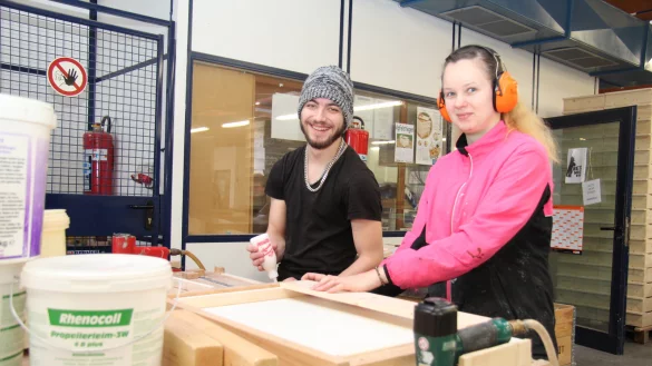 Teamwork: Meik Stein und Marina Pede arbeiten an den lippischen Apfelstiegen, die europaweit geliefert werden. - © Nadine Uphoff