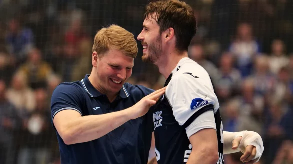Lukas Hutecek klopft Hendrik Wagner nach seinem famosen Spiel gegen den ThSV Eisenach anerkennend auf die Brust. - &copy; J&ouml;rg Hagemann