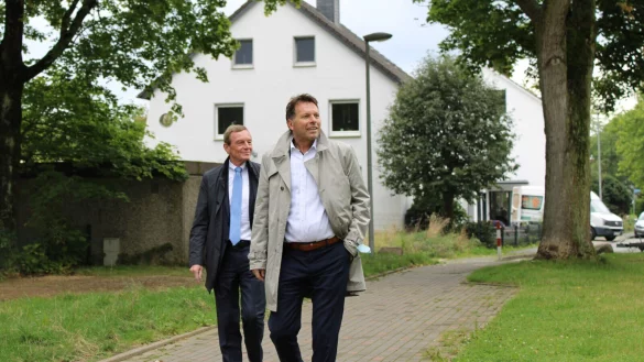 Mitgr&uuml;nder von Pyramis I.E. Michael Hoppenberg (links) und B&uuml;rgermeister Frank Hilker beim Spazierganng zwischen den Quartieren &bdquo;Britensiedlung" und &bdquo;Breitefeld". - &copy; Philipp Kersten