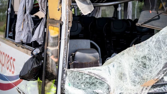 Zerst&ouml;rter Reisebus - &copy; Foto: Fabian Sommer/dpa