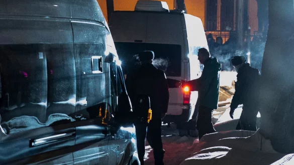 Nawalny in Handschellen - &copy; Foto: Pavel Golovkin/AP/dpa