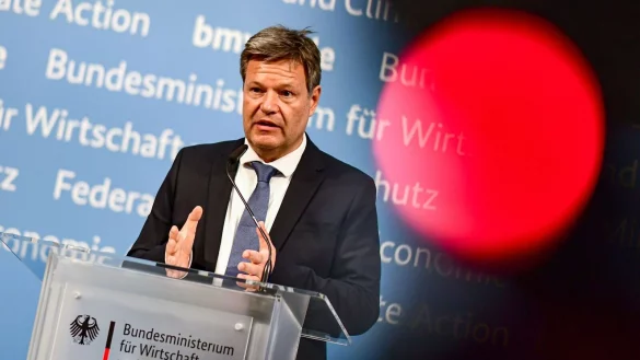 - &copy; Fabian Sommer/dpa