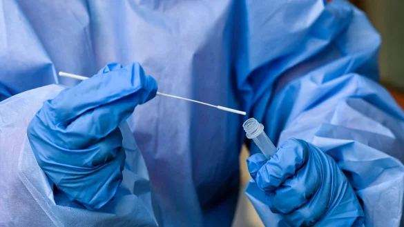 Corona-Test - &copy; Foto: Jens Kalaene/dpa-Zentralbidl/dpa