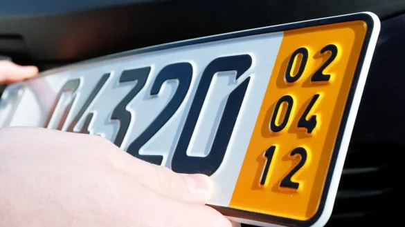 Fünf Tage gültig: Kurzzeit- und Überführungskennzeichen - © Foto: Markus Scholz/dpa-tmn