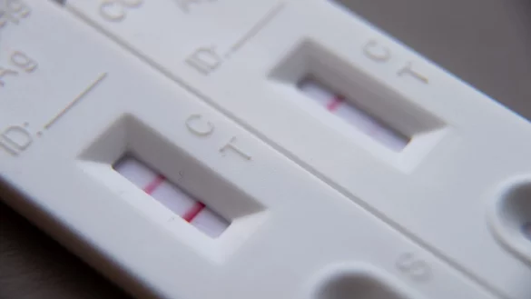 Was ist, wenn der Selbsttest mit Verz&ouml;gerung positiv ist? - &copy; Foto: Sebastian Gollnow/dpa/dpa-tmn