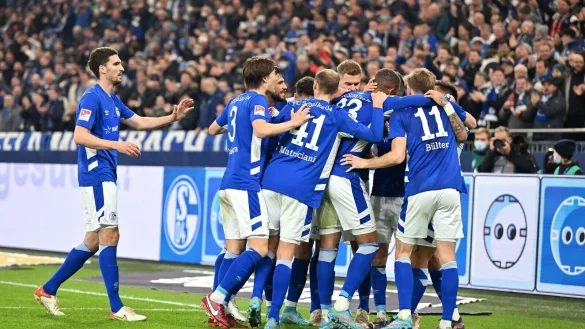 - &copy; David Inderlied/dpa