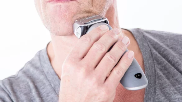 Hautschonend: Richtig rasieren mit dem Trockenrasierer - © Foto: Christin Klose/dpa-tmn