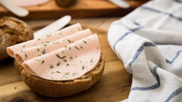 &Ouml;ko-Tester betr&uuml;bt: Veganer Aufschnitt mit Mineral&ouml;l verwurstet - &copy; Foto: Christin Klose/dpa Themendienst/dpa-tmn