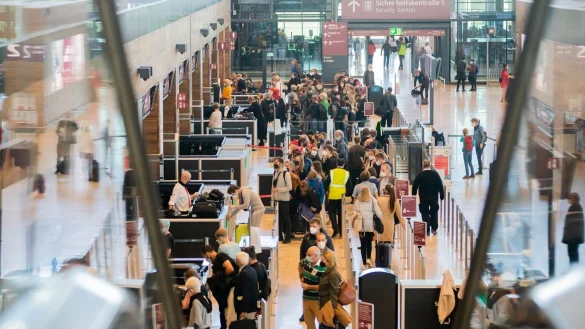 Reisebetrieb am BER - &copy; Foto: Christoph Soeder/dpa