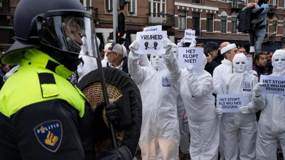 Corona-Proteste in Amsterdam - &copy; Foto: Peter Dejong/AP/dpa