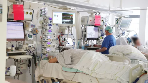 Corona-Intensivstation - &copy; Foto: Bodo Schackow/dpa-Zentralbild/dpa