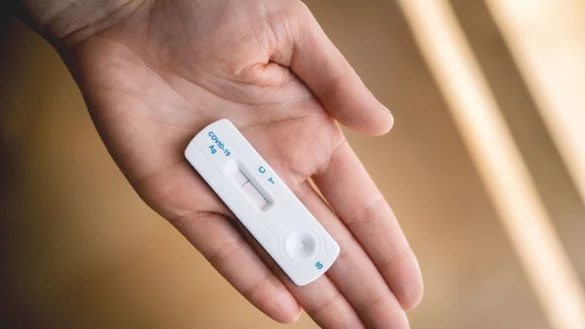 Corona-Schnelltests am Tag des Besuchs machen - &copy; Foto: Zacharie Scheurer/dpa-tmn