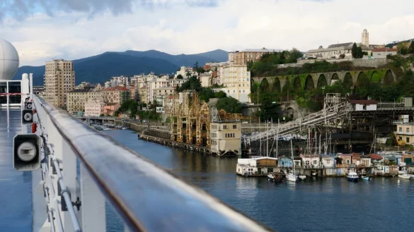 &laquo;Costa NeoRiviera&raquo; im Hafen von Savona - &copy; Foto: Andrea Warnecke/dpa-tmn