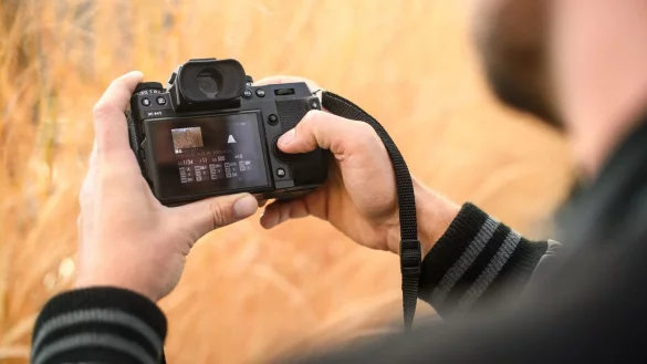 Systemkamera - &copy; Foto: Sina Schuldt/dpa-tmn