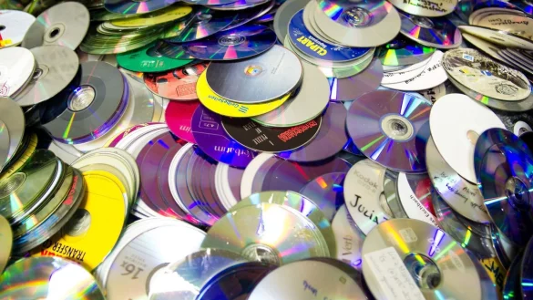 CDs und DVDs nachhaltig entsorgen - &copy; Foto: Maja Hitij/dpa/dpa-tmn