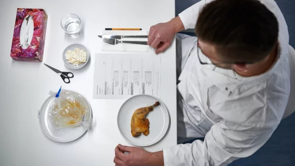 &laquo;test&raquo; schaut sich H&auml;hnchenschenkel an - &copy; Foto: Stiftung Warentest/dpa-tmn