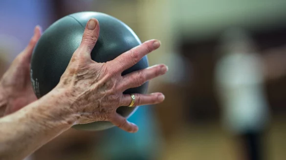 Fordert Geist und K&ouml;rper: Dual-Task-Training bei Demenz - &copy; Foto: Andreas Arnold/dpa/dpa-tmn
