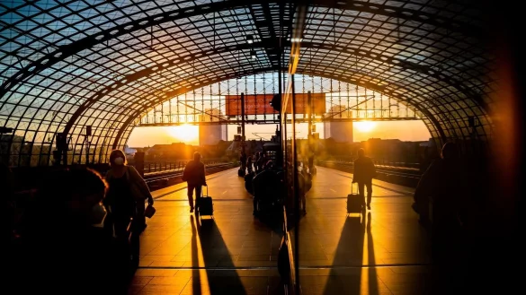 Sonnenuntergang am Bahnhof - &copy; Foto: Christoph Soeder/dpa/dpa-tmn