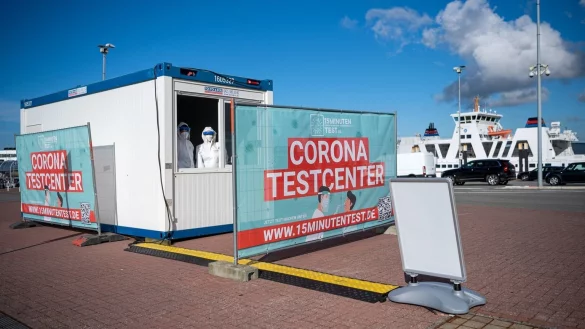 Corona-Schnelltests an der F&auml;hre - &copy; Foto: Sina Schuldt/dpa