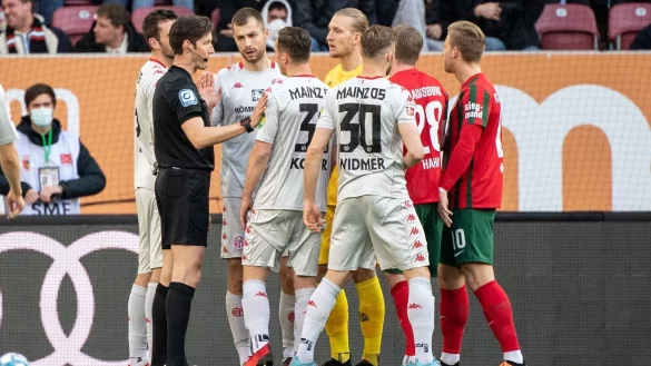 - &copy; Matthias Balk/dpa