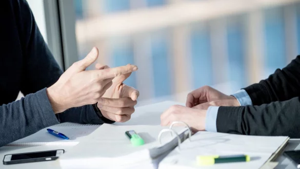 Verhandlung mit der Chefin - &copy; Foto: Zacharie Scheurer/dpa-tmn