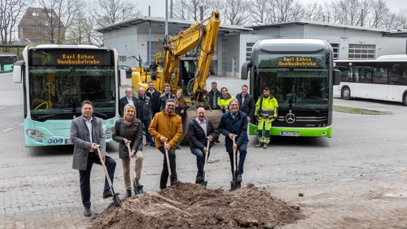 Bürgermeister Frank Hilker , Dr. Ute Röder (Kreis Lippe), Christian Nicke (SVD), Sven Oehlmann (Köhne) und Jörg Karlikowski (Stadtwerke, von links) setzten den ersten Spatenstich für die Errichtung der Infrastruktur für Elektrobusse. - © Torben Gocke