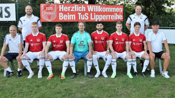 Willkommen in Lipperreihe: (sitzend von links) Torwarttrainer Andr&eacute; Gem&uuml;nd, Jonas Br&uuml;ggemann, Joel Siemens, Bengt Pyka, Basel Neamy, Nico Neudinger, Michael Ring, Sportlicher Leiter Frank Fulland sowie Co-Trainer Dennis Wieder (stehend links) und Trainer Markus R&uuml;schenp&ouml;hler. - &copy; Oliver K&ouml;nig