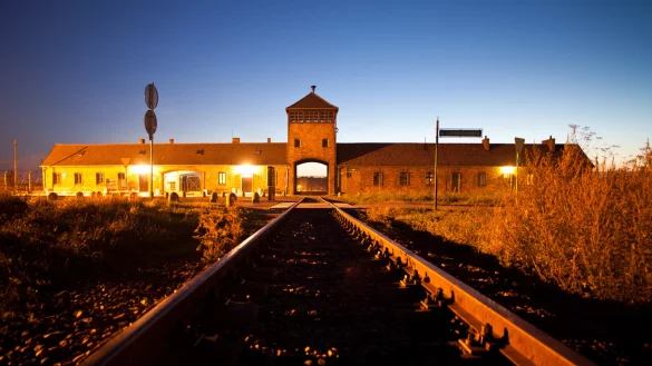 Das Lagertor zum ehemaligen Konzentrationslager Auschwitz-Birkenau (Bild von 2014). Der Detmolder Prozess gegen einen fr&uuml;heren SS-Wachmann im Konzentrationslager Auschwitz beginnt morgen. - &copy; dpa