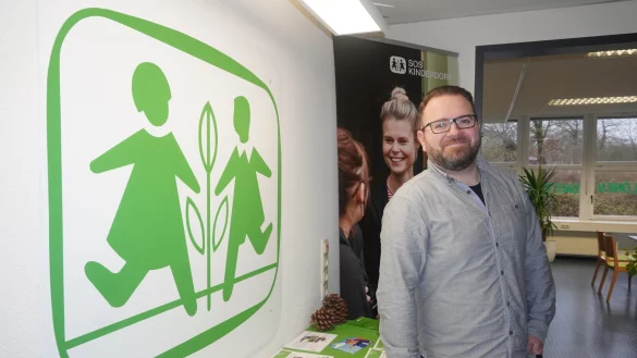 Sozialarbeiter Thomas Schulze arbeitet im Blomberger Einrichtungsteil des SOS-Kinderdorfes Lippe. In seiner Beratung unterst&uuml;tzt er in schwierigen Lebenslagen &ndash; so auch bei famili&auml;ren Konflikten, die sich durch die Corona-Pandemie ergeben. Foto: Michaela Weisse - &copy; Astrid Sewing