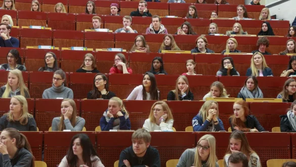 Habensich entschieden: Vor der Erstsemesterbegr&uuml;&szlig;ung, wie hier an der Uni Bielefeld, m&uuml;ssen sich Studieninteressierte zwischen mehreren Tausend Studieng&auml;ngen in Deutschland entscheiden. 
- &copy; Andreas Zobe
