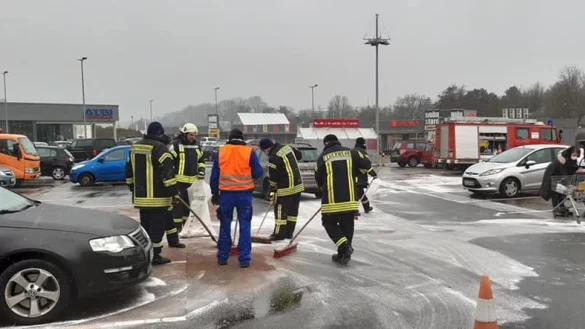 Die Feuerwehr musste auf einem Parkplatz gro&szlig;fl&auml;chig eine &Ouml;lspur abstreuen. - &copy; Feuerwehr Extertal