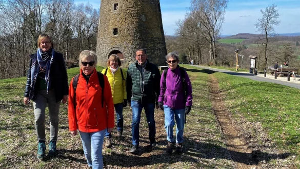 Wanderer an der Windm&uuml;hle (Kumsttonne) auf dem T&ouml;nsberg (von links): Sonja Ringel, Renate Conrads, Brigitte Pankoke, Hartmut Ringel und B&auml;rbel Wendland. - &copy; Horst Biere