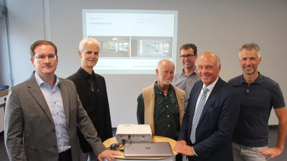 Die Architekten G&uuml;nther Wachter (von links) und Stefan Brand von "Brand Architekten PartGmbB" aus Lemgo sowie Peter Hohenner, Vorsitzender des Schulausschusses, Andreas Wolf, Betriebsleiter der Blomberger Immobilien- und Grundst&uuml;cksverwaltung (BIG), B&uuml;rgermeister Klaus Geise und Friedrich-Wilhelm Meier, Vorsitzender des Betriebsausschusses der BIG, haben den G&auml;sten bei der Begehung der ehemaligen Hauptschulgeb&auml;ude Fragen beantwortet. - &copy; Michaela Wei&szlig;e