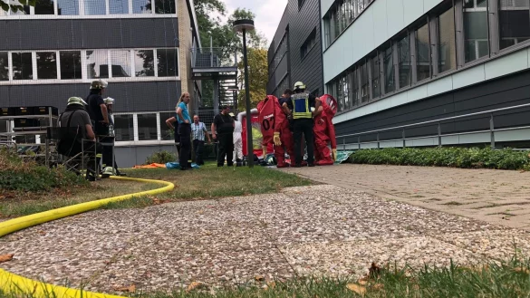 Feuerwehreinsatz am Sch&uuml;tzenberg: Im Forschungsinstitut ist Schwefels&auml;ure ausgetreten. - &copy; Niklas B&ouml;hmer