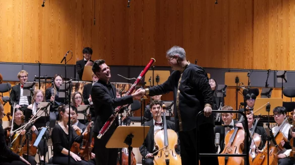 Fagottist Johannes Hund brilliert als Solist des Fagottkonzertes von Nino Rota und erh&auml;lt frenetischen Applaus. - &copy; Thomas Kr&uuml;gler