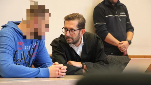Verteidiger Daniel Dietrich aus Westerstede bespricht sich kurz vor Prozessbeginn mit seinem Mandanten. Der 30-J&auml;hrige soll mit seinem Insiderwissen eine Einbrecherbande angef&uuml;hrt haben. - &copy; Janet K&ouml;nig