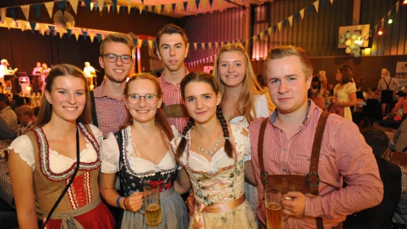 Das Foto zeigt (von links) Lena Kunholdt, Daniel Hansmeier, Pia Bruckschen, Tobias Reimeier, Kimberley Richerd, Kim Wei&szlig; und Frederick Tasche. - &copy; Nicole Ellerbrake