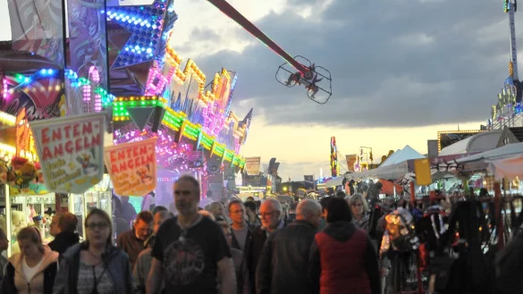 Besuchermagnet: Tausende schlendern beim Wilbaser Markt durch die Reihen und genie&szlig;en den Kirmestrubel mit Fahrgesch&auml;ften und St&auml;nden. - &copy; Nicole Ellerbrake