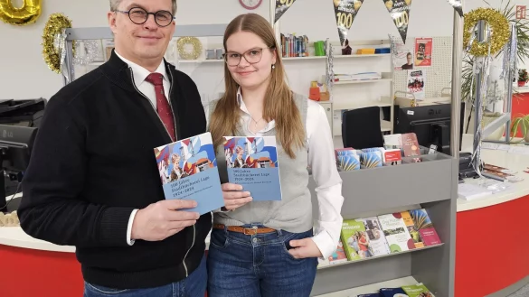Michael Biermann und seine Tochter Fabienne haben die Geschichte der Stadtbücherei Lage erforscht. Die Chronik ist anlässlich des 100. Geburtstages der Kultureinrichtung im Lippe Verlag erschienen. - © Astrid Sewing