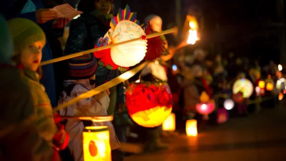 Kinder beim Martinsumzug - &copy; Foto: Ole Spata/dpa-tmn