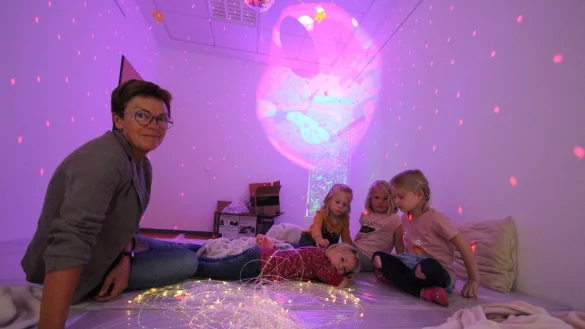 Mit Abakus-Leiterin B&auml;rbel Happ (von links) testen Lea Crowder, Ronja Rothermel, Mathilda Moch und Paulina Winter exklusiv vorab den neuen Snoezel-Raum des Familienzentrums. - &copy; Jens Rademacher