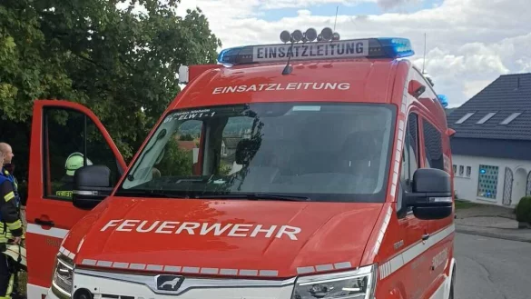 Ein Einsatzleitwagen Einsatzleitwagen steht am Krankenhaus in Bad Driburg. - © Feuerwehr Nieheim